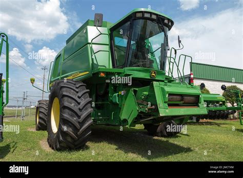 John deere combine harvester hi-res stock photography and images - Alamy