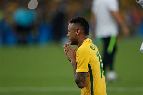 Copa do Mundo 2018 Neymar deixa treino da seleção mancando HORA BRASIL