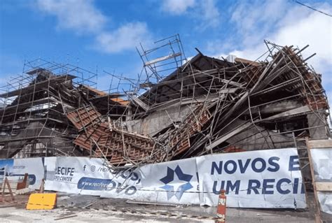 Parte da estrutura do novo centro de convenções desaba no Recife