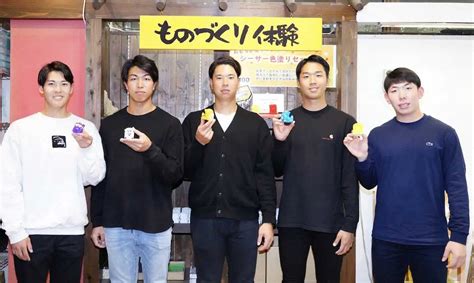 ＜ロッテ石垣島キャンプ休日＞シーサー作りに挑戦した早坂、大谷、上田、木村、寺地＝左から（撮影・長久保 豊） ― スポニチ Sponichi