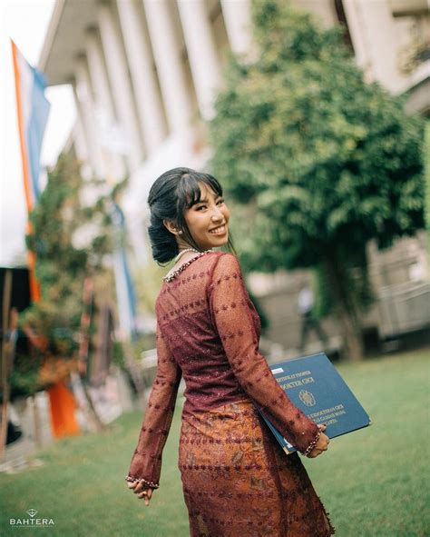 Pin Oleh Lintang Di Graduation Photo Pemotretan Pose Pose Pemotretan