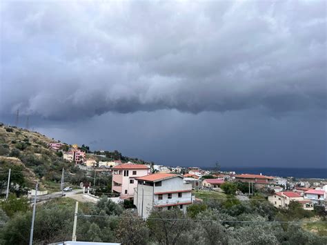 Maltempo Spettacolare Shelf Cloud Risale Lo Stretto Di Messina E