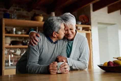 Pareja De Adultos Mayores Felizmente Jubilados Esposa Sosteniendo Al