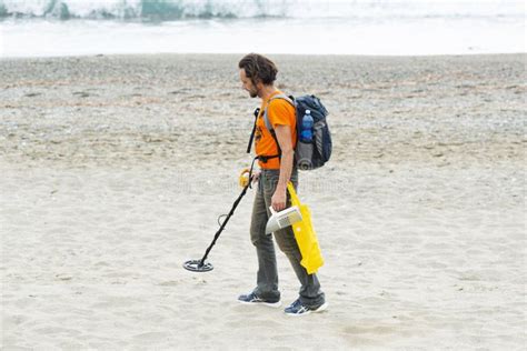 Hombre Que Busca Para Un Metal Precioso Usando Un Detector De Metales