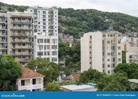 Contraste Social Numa Rea Urbana Do Rio De Janeiro Imagem De Stock