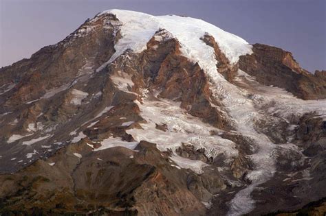 无人横图室外白天仰视旅游度假火山石头美景山雪雪山大雪华盛顿美国阴影光线石子影子冰积雪景观山峰