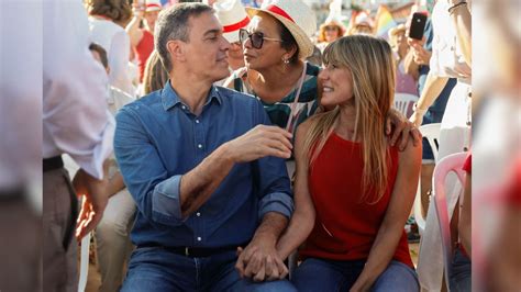 Pedro Sánchez reaparece con Begoña Gómez en un mitin del PSOE en plena