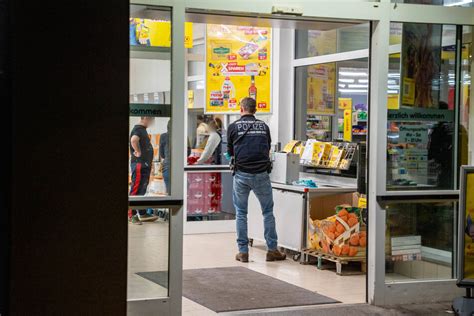 Bewaffneter Raub Berfall Auf Netto In Ditzingen T Ter Auf Der Flucht