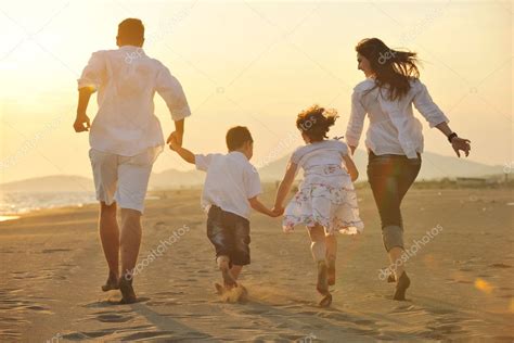 Feliz Familia Joven Divertirse En La Playa Al Atardecer