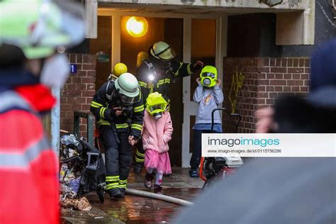 Nach Feuer im Müllraum 3 Kinder verletzt 22 03 21 Hamburg