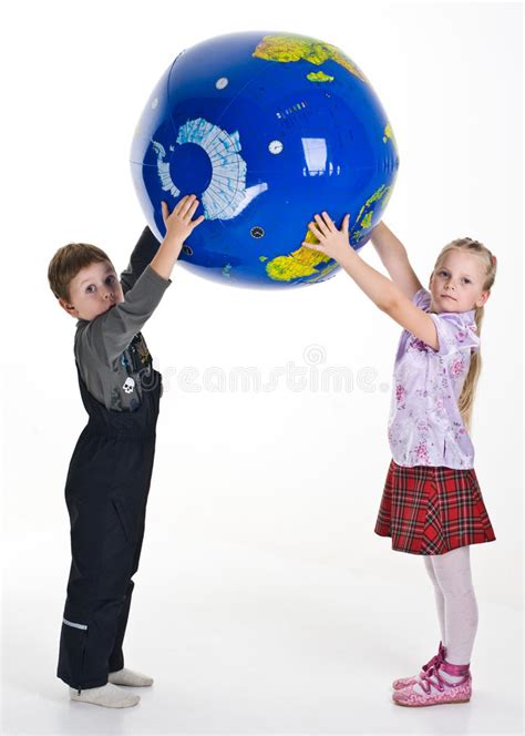 Globo Da Terra Arrendada Do Menino E Da Menina Imagem De Stock Imagem