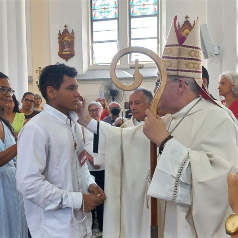 Jovens E Adultos Receberam O Sacramento Da Crisma Na Igreja Sagrada