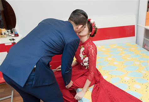 Hot girl MU Tú Linh hôn chồng say đắm trong lễ ăn hỏi