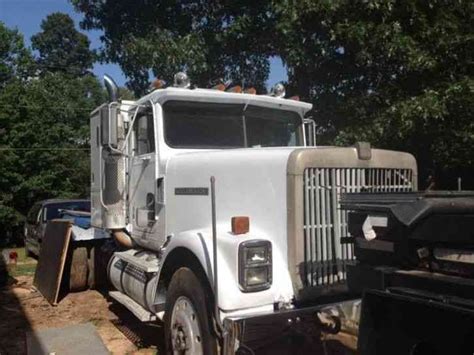 International Semi Truck (1985) : Sleeper Semi Trucks