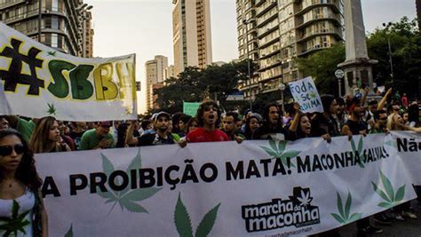 Manifestantes pedem legalização da maconha em marcha neste sábado 5