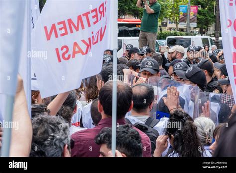 Police Block Teachers And Union Members Who Want To March To The Grand