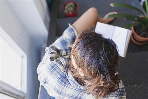 Gadis Dengan Kuncir Kuda Menggunakan Buku Catatan Di Tangga Di Sebelah