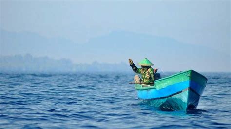 Detail Nelayan Menangkap Ikan Di Laut Koleksi Nomer 20