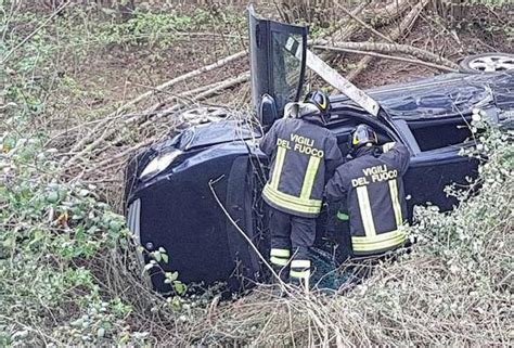 Perde Il Controllo Dellauto E Finisce Fuori Strada