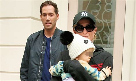 La Im Genes M S Entra Ables De Paris Hilton Paseando Con Su Hijo