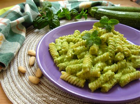 Fusilli Con Pesto Di Zucchine Mandorle E Menta In Cucina Con