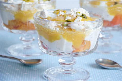 Trifle aux pêches aux éclats de meringue et fromage blanc