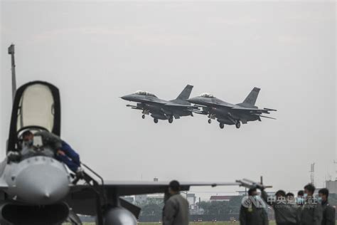 空軍秀肌肉 F 16v戰機嘉義基地群集大象漫步 政治 中央社 Cna