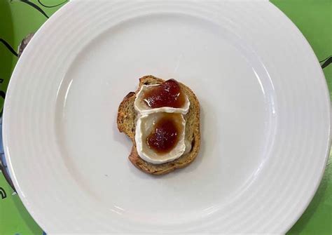 Tosta De Pan De Pasas Con Queso De Cabra Y Mermelada De Tomate Receta