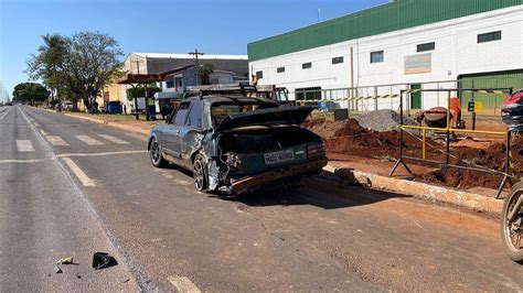 Carreta na contramão colide em traseira de caminhão e invade portão do