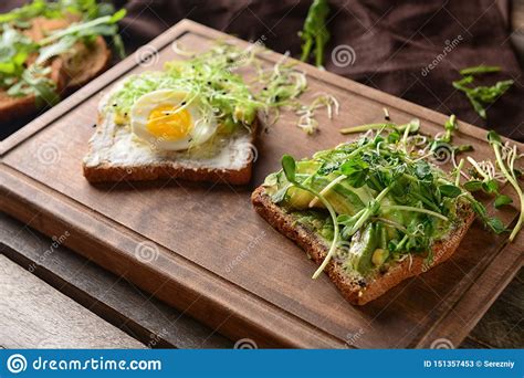 Brindes Saborosos Abacate E Ovo Frito Na Placa De Madeira Imagem De