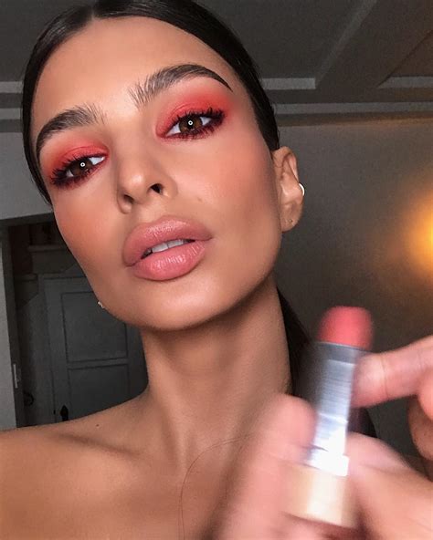 Emily Ratajkowski Proves Why The Best Golden Globes Makeup Happens At