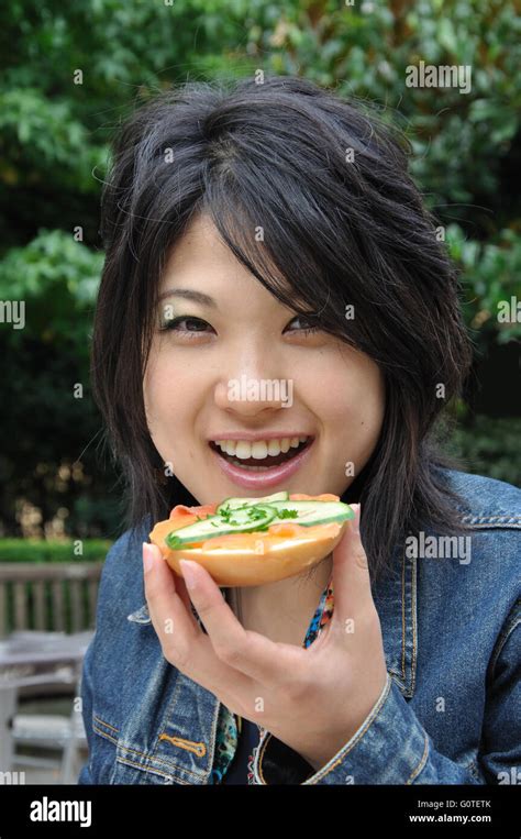 Femme Japonaise Posant Banque De Photographies Et Dimages à Haute