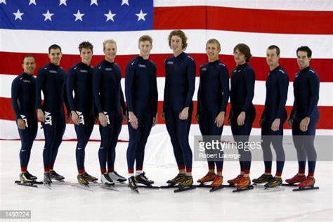 Portrait Of The Us Men S Speed Skating Long Track Team For The 2002 Photo D Actualité Getty