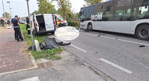 Incidente Tra Bus Di Linea E Furgone Due Morti E Cinque Feriti Alcuni