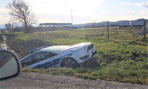 Pijani policajac noćas službenim vozilom sletio s ceste teško je ozlijeđen