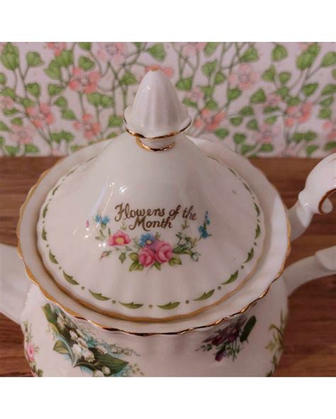 Theiere Royal Albert Flower Of The Month En Porcelaine Anglaise