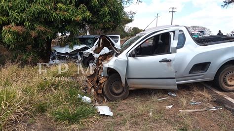 Colisão Frontal Entre Dois Veículos Por Pouco Não Termina Em Tragédia