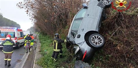 Incidente Lungo L Autostrada Messina Catania Auto Finisce Fuori Strada