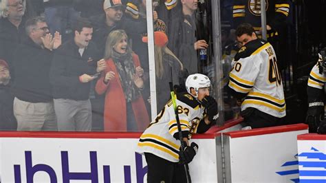 Brad Marchand's bizarre shootout gaffe costs Bruins - ESPN