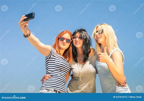 Novias Felices Que Toman El Selfie Contra El Cielo Azul Imagen De