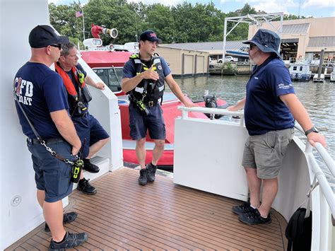 DC Fire And EMS On Twitter DCsBravest Fireboat Crew Training With