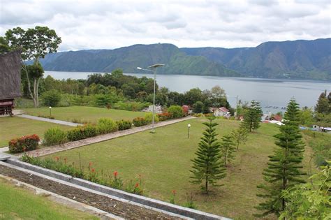 Pesona Tugu Toga Sinaga Urat Samosir