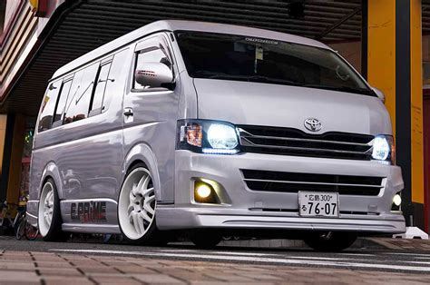 Keren Toyota HiAce Berbalut Widebodi E Prime Dengan Pelek Besar