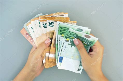 Manos De Mujer Que Consideran Billetes De 100 50 Euros En Manos De Un