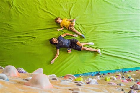 Pai E Filho Na Parede De Escalada Fam Lia Esporte Estilo De Vida