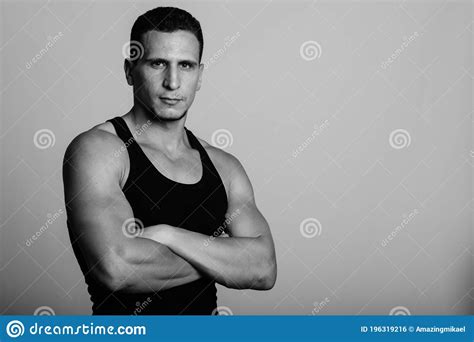 Imagen De Estudio De Un Joven Persa Muscular Con Los Brazos Cruzados