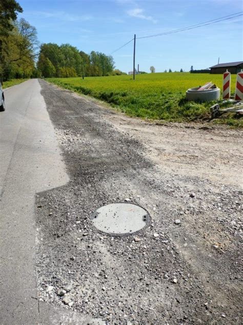 TRWA BUDOWA KANALIZACJI DO ŻEROMINA UWAGA UTRUDNIENIA NA DRODZE