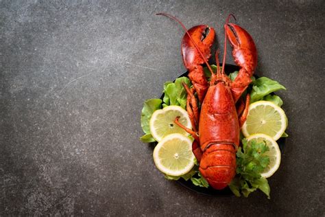 Langosta Cocida Con Vegetales Y Limon Foto Premium