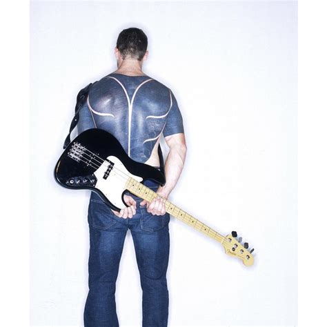 Tim Commerford Holding his bass. Photo by Ross Halfin | Immagini