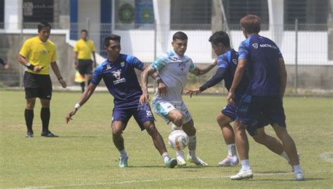 Persib Biru Menang Telak Atas Persib Putih Di Sesi Gim Internal